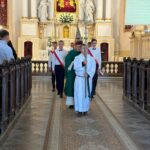 Poczet Sztandarowy procesyjnie wychodzi po skończonej Mszy Św.