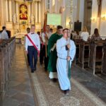 Procesja Eucharystyczna z Pocztem Sztandarowym wychodzi z Bazyliki