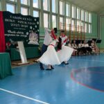 Uczniowie tańczą walca