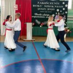 Uczniowie tańczą walca 3