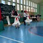Uczniowie tańczą walca 2