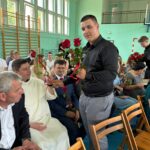 Uczniowie wręczają kwiaty nauczycielom 2