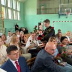 Uczniowie wręczają kwiaty nauczycielom 3
