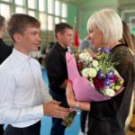 Uczniowie wręczają kwiaty Pani Kierownik Praktycznej Nauki Zawodu