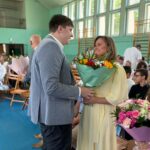 Uczniowie wręczają kwiaty Pani Kierownik Internatu