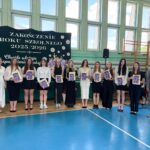 Pan Dyrektor z wychowawczynią i nagrodzonymi uczniami klasy IV LT