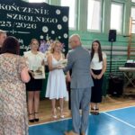 Pan Dyrektor wręcza dyplomy i nagrody