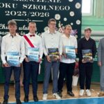 Dyrektor z wychowawcą i nagrodzonymi uczniami klasy III BTc