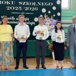 Pan Dyrektor z wychowawczynią i nagrodzonymi uczniami klasy III PT