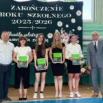 Dyrektor z wychowawcą i nagrodzonymi uczennicami klasy III HT