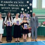 Pan Dyrektor z wychowawczynią i nagrodzonymi uczennicami klasy III LT