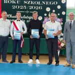 Dyrektor z wychowawcą i nagrodzonymi uczniami klasy III BTc