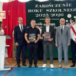 Dyrekcja z wychowawcą i nagrodzonymi uczniami klasy III BTa