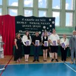 Dyrekcja z wychowawczynią i nagrodzonymi uczniami klasy II PTL