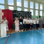 Dyrekcja z wychowawczynią i nagrodzonymi uczniami klasy II BT