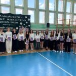 Pan Dyrektor z wychowawcą i nagrodzonymi uczennicami klasy I LT