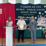 Dyrekcja szkoły z nagrodzonym uczniem