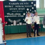 Dyrekcja z nagrodzonymi uczniami 3