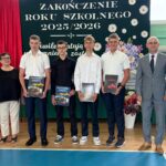 Pan Dyrektor z wychowawcą i nagrodzonymi uczniami klasy I BTb