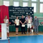 Dyrekcja z nagrodzonymi uczniami