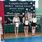 Dyrekcja z nagrodzonymi uczennicami 4
