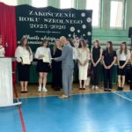 Dyrekcja z nagrodzonymi uczennicami 10