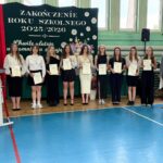 Dyrekcja z nagrodzonymi uczennicami 3