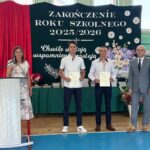 Dyrekcja z nagrodzonymi uczniami 2