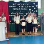 Dyrekcja z nagrodzonymi uczennicami 2