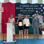 Dyrekcja z nagrodzonymi uczennicami 4