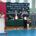 Dyrekcja z nagrodzonymi uczniami 5