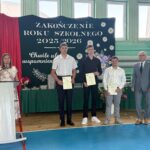Dyrekcja z nagrodzonymi uczniami 4