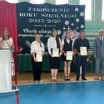 Dyrekcja z nagrodzonymi uczniami 6