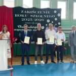 Dyrekcja z nagrodzonymi uczniami 7