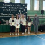 Dyrekcja z nagrodzonymi uczennicami 5