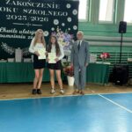 Dyrekcja z nagrodzonymi uczennicami 5