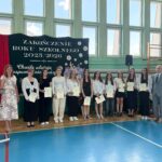 Dyrekcja z nagrodzonymi uczennicami