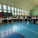 Wszyscy nagrodzeni uczniowie z Dyrekcją