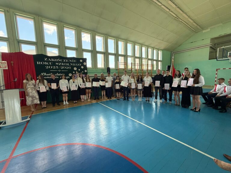 Wszyscy nagrodzeni uczniowie z Dyrekcją