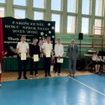 Pan Dyrektor z nagrodzonymi uczniami