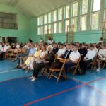 Dyrekcja i społeczność szkoły podczas apelu