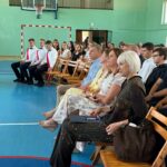 Dyrekcja i uczniowie podczas uroczystości