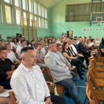 Społeczność szkoły podczas uroczystości
