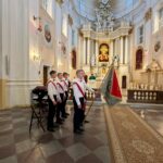 Pochylenie Sztandaru Szkoły podczas Mszy Św.