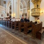 Uczniowie i nauczyciele podczas Mszy Św.